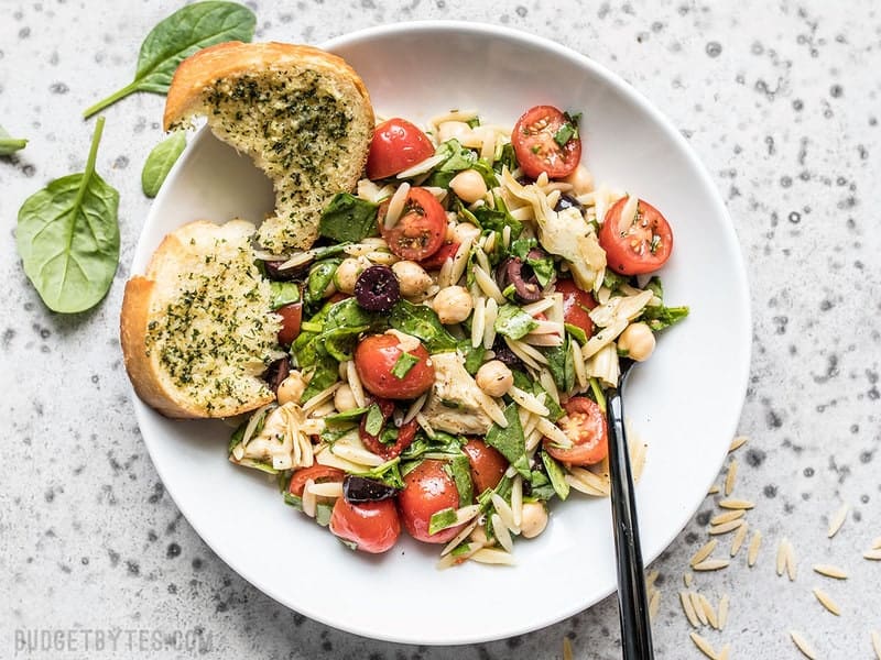 Suffisamment copieuse pour servir de repas léger, mais suffisamment légère pour servir de plat d'accompagnement facile, cette salade d'orzo italienne est un ajout polyvalent à votre préparation de repas hebdomadaire. Budgetbytes.com