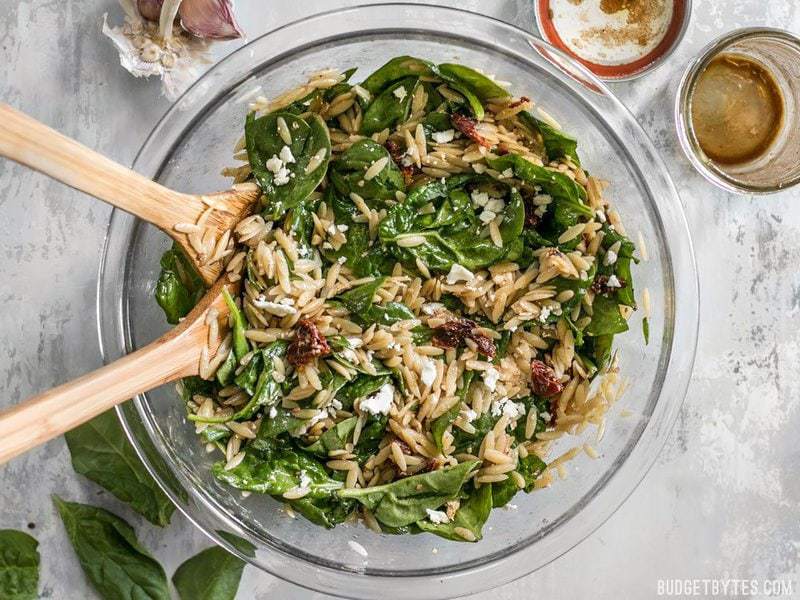 Une vinaigrette balsamique maison rapide rend cette simple salade d'épinards et d'orzo très spéciale. Servir comme déjeuner léger ou en accompagnement d'un dîner. BudgetBytes.com