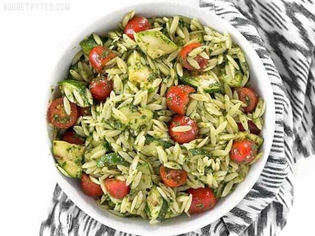 Salade de courgettes et orzo au chimichurri dans un bol.