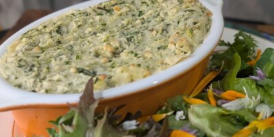 Cuisine maison : tarte au poisson irlandaise de Margaret Leahy avec champion d'ortie et salade de feuilles fourragères