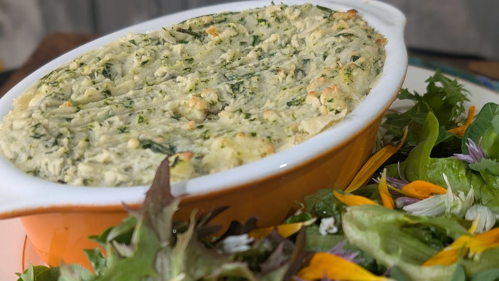 Cuisine maison : tarte au poisson irlandaise de Margaret Leahy avec champion d'ortie et salade de feuilles fourragères