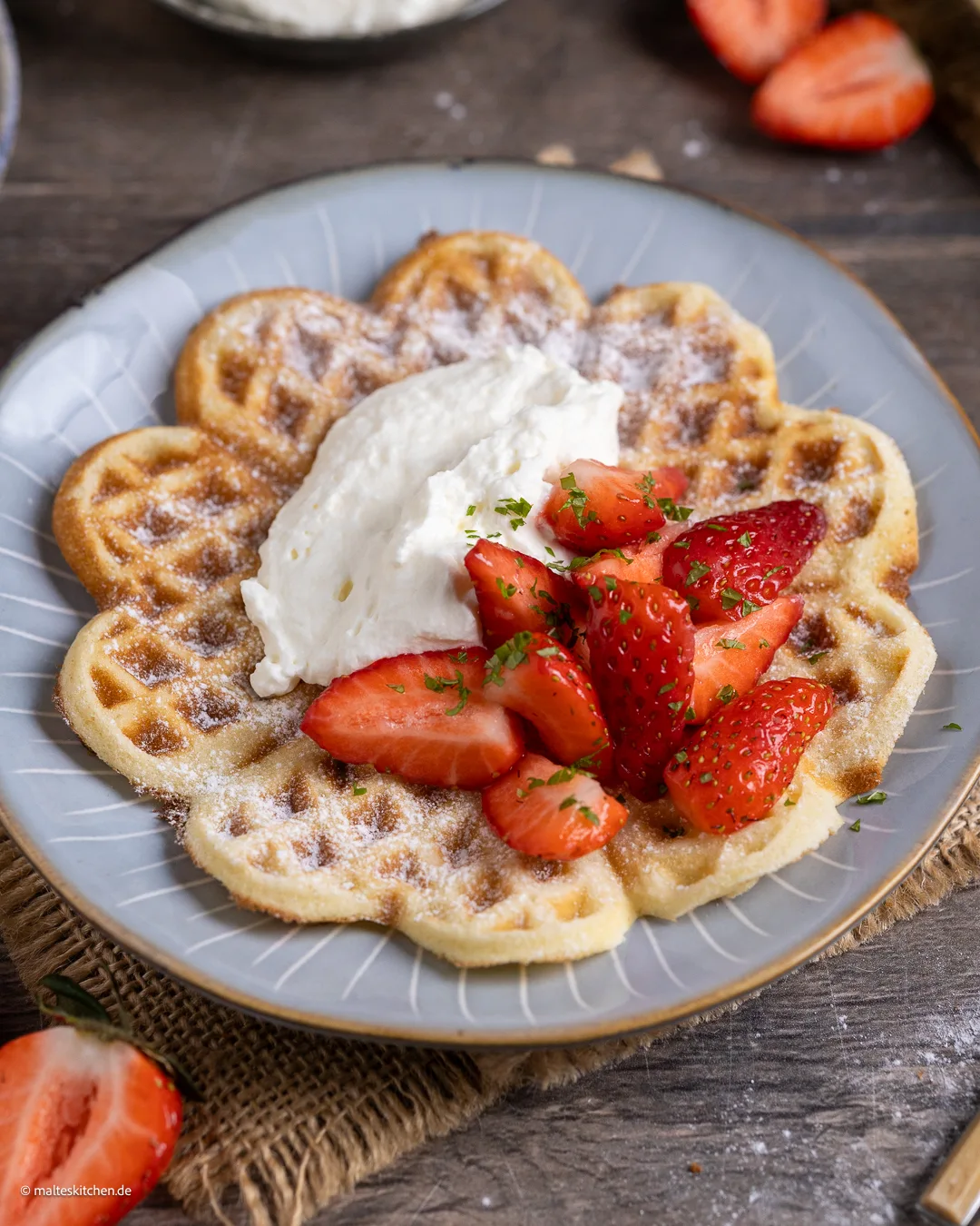 Délicieuses gaufres aux fraises et à la crème