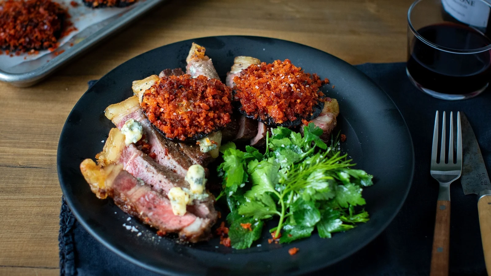 Cuisinez comme un chef : contre-filet aux champignons farcis, nduja et fromage bleu