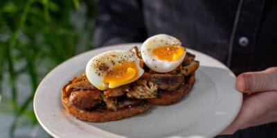 Cuisinez comme un chef : champignons sur toasts avec œuf poché et estragon (astuce d'assaisonnement aux champignons)