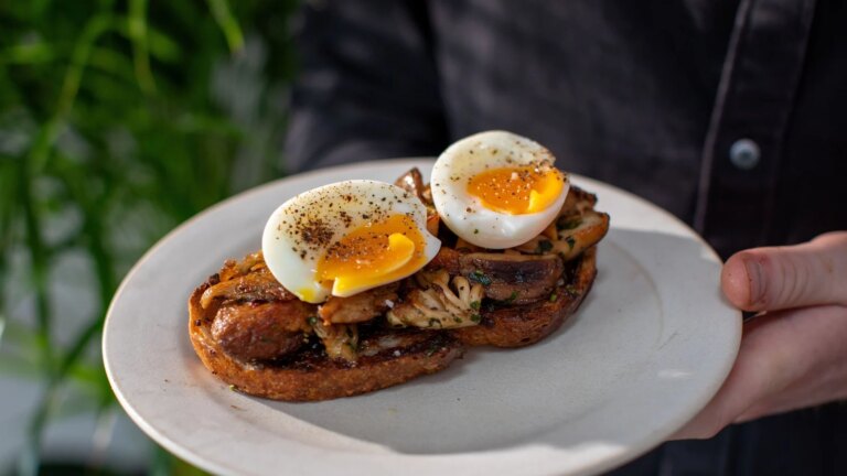 Cuisinez comme un chef : champignons sur toasts avec œuf poché et estragon (astuce d'assaisonnement aux champignons)