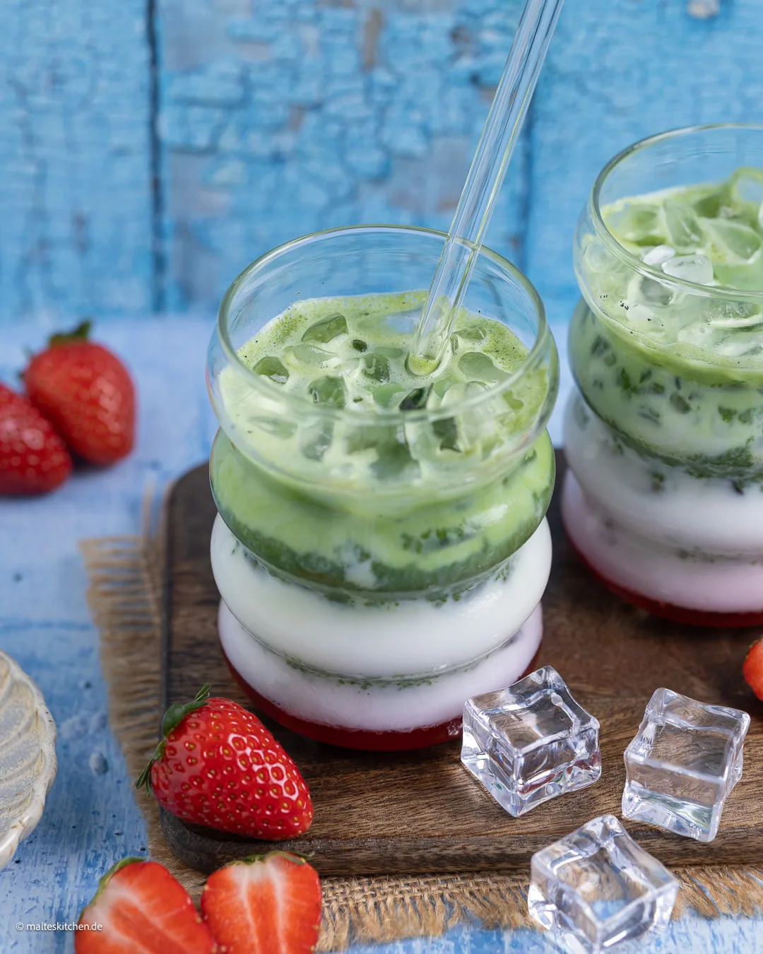 Rafraîchissant et délicieux - le matcha latte aux fraises.