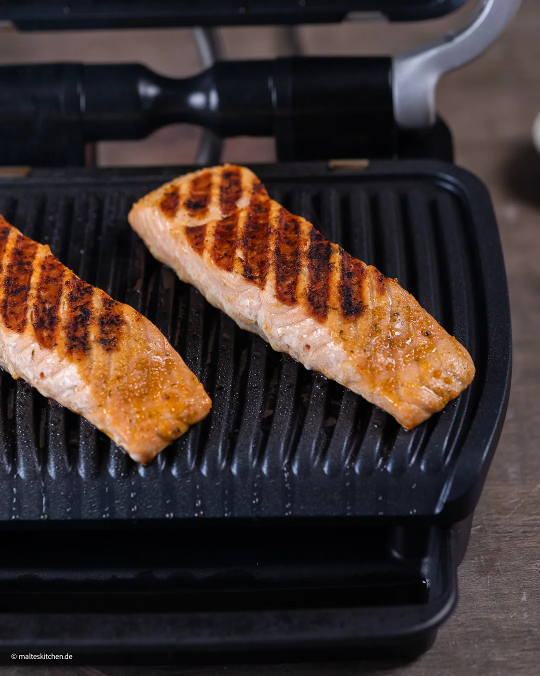 Griller le saumon dans l'OptiGrill