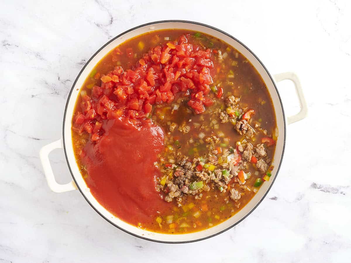 Tomates hachées, sauce tomate et légumes dans une casserole avec bouillon de bœuf.