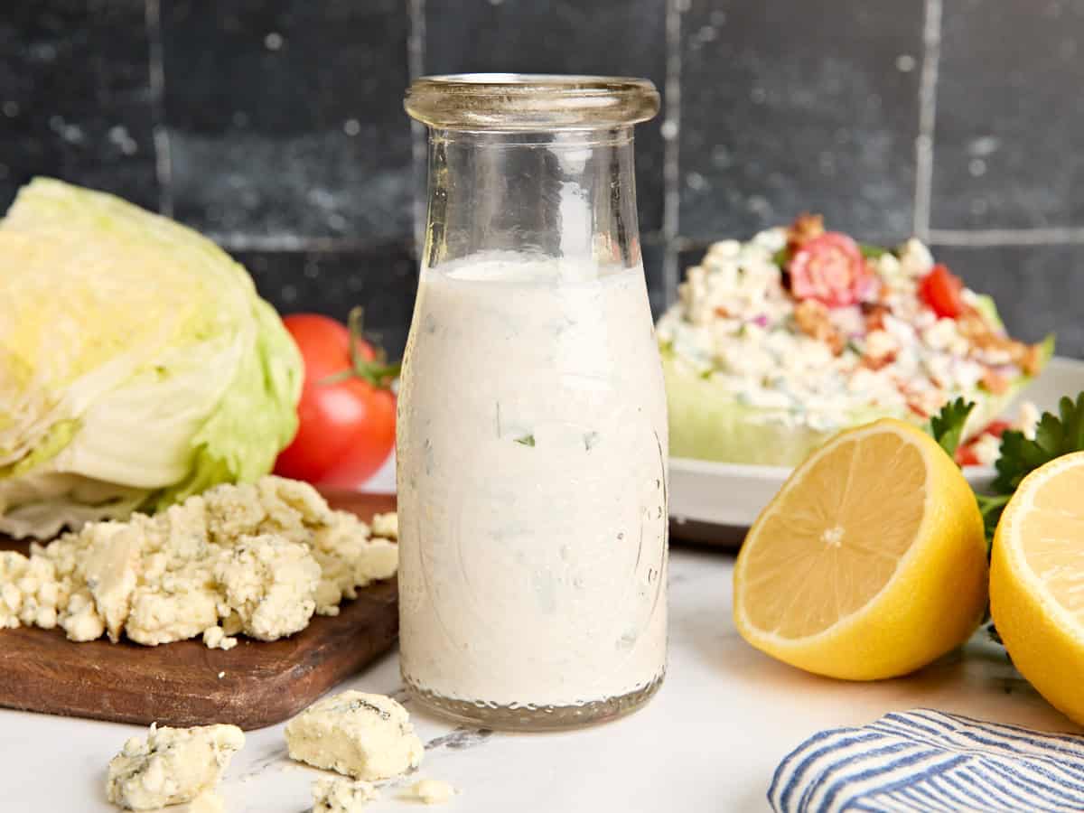 Vue latérale d'une bouteille de vinaigrette au fromage bleu maison.