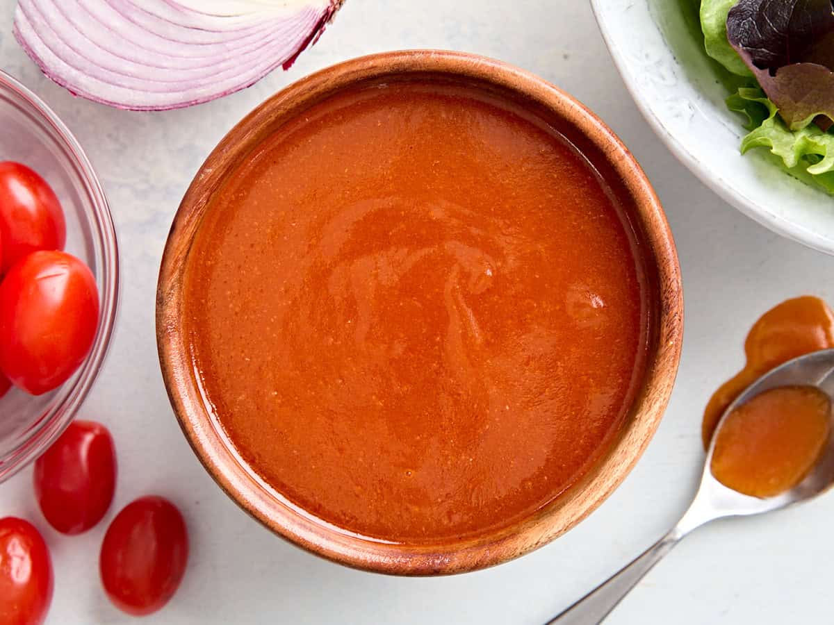 Vue aérienne d'un bol de vinaigrette française.