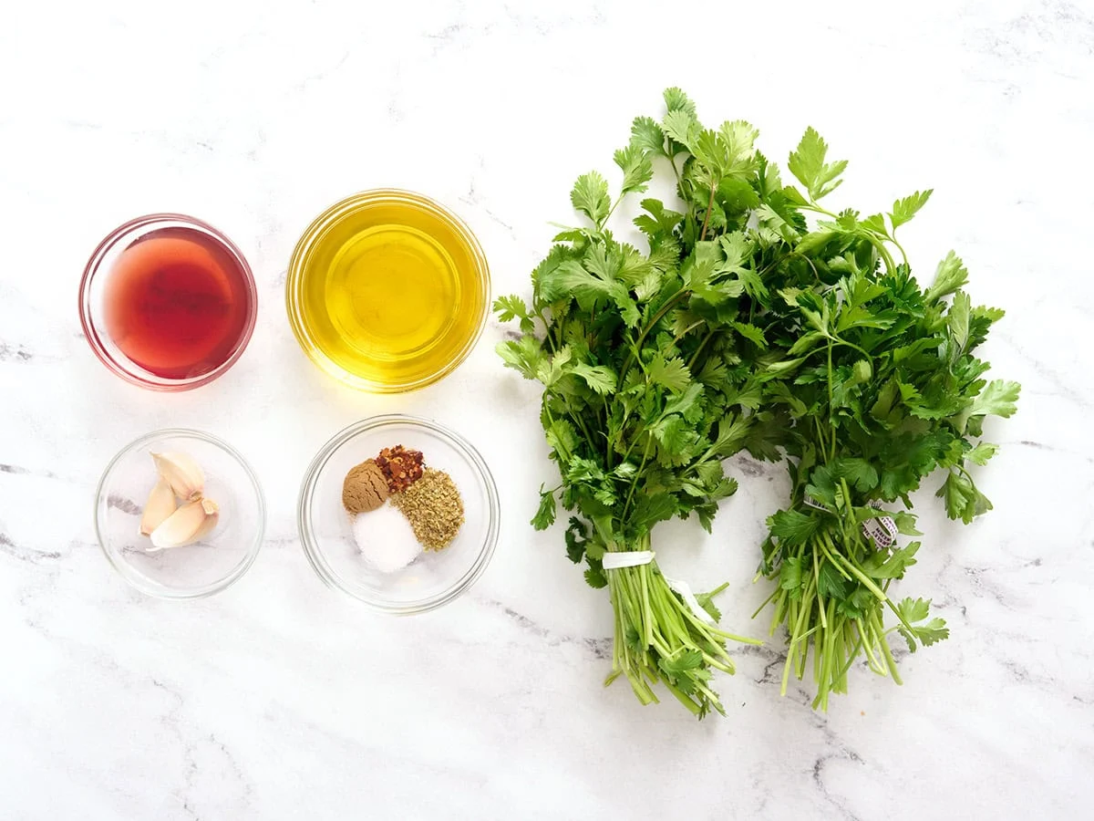 Les ingrédients pour faire du chimichurri.