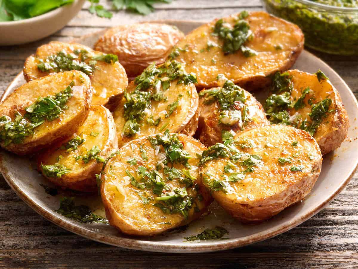 Sauce chimichurri arrosée de pommes de terre à la friteuse à air.