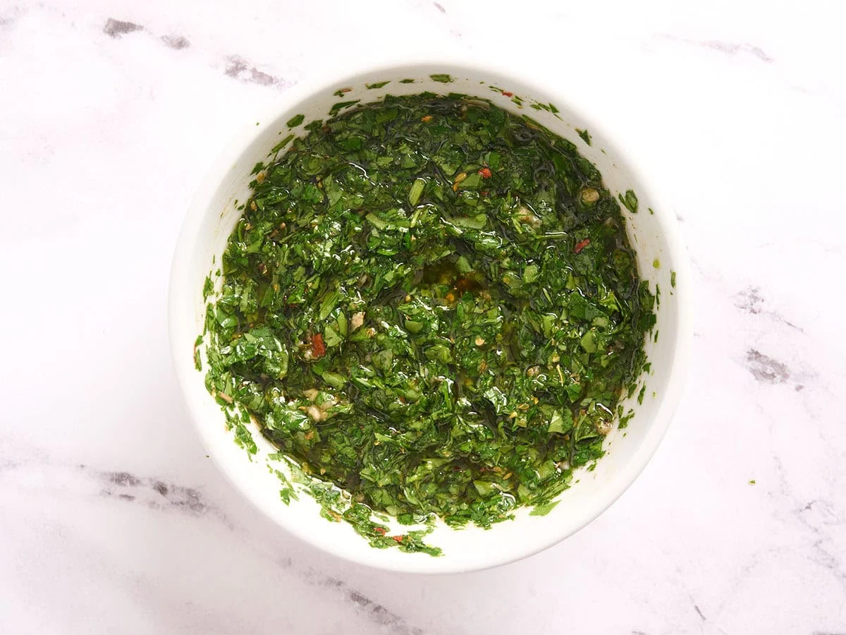Un bol de chimichurri fini.