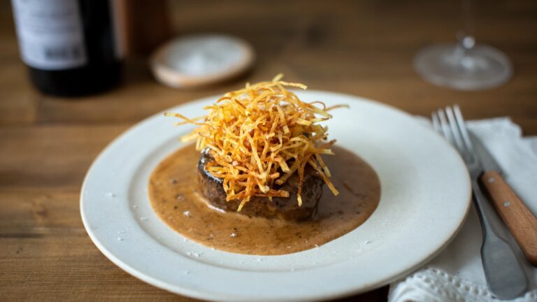 Cuisinez comme un chef : Filet de Steak « au poivre » avec petites frites