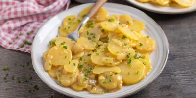 Salade de pommes de terre souabe – merveilleusement moelleuse, épicée et délicieuse