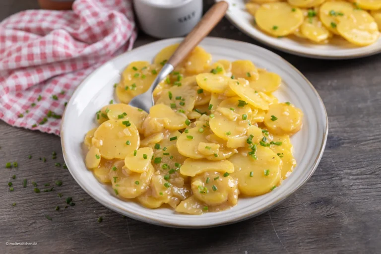 Salade de pommes de terre souabe – merveilleusement moelleuse, épicée et délicieuse