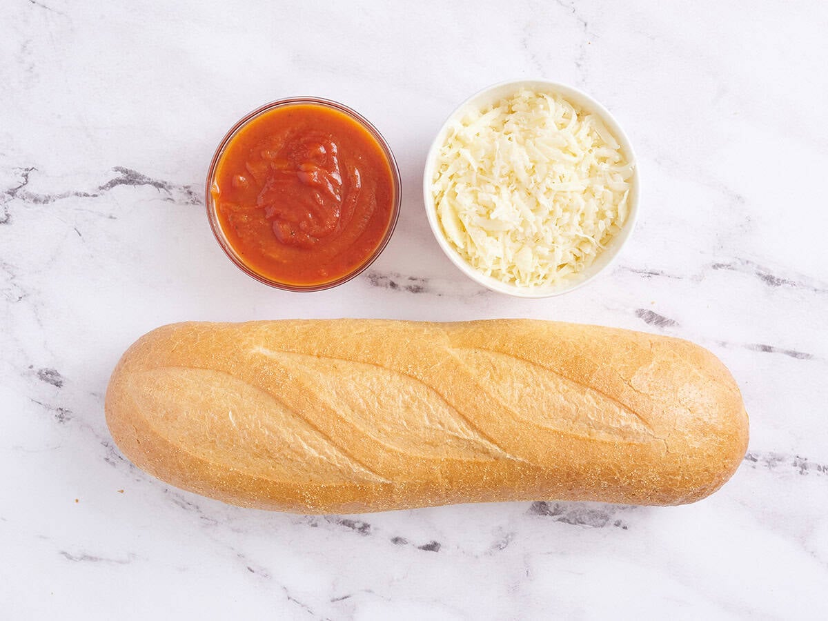 Les ingrédients pour faire des pizzas au pain français.