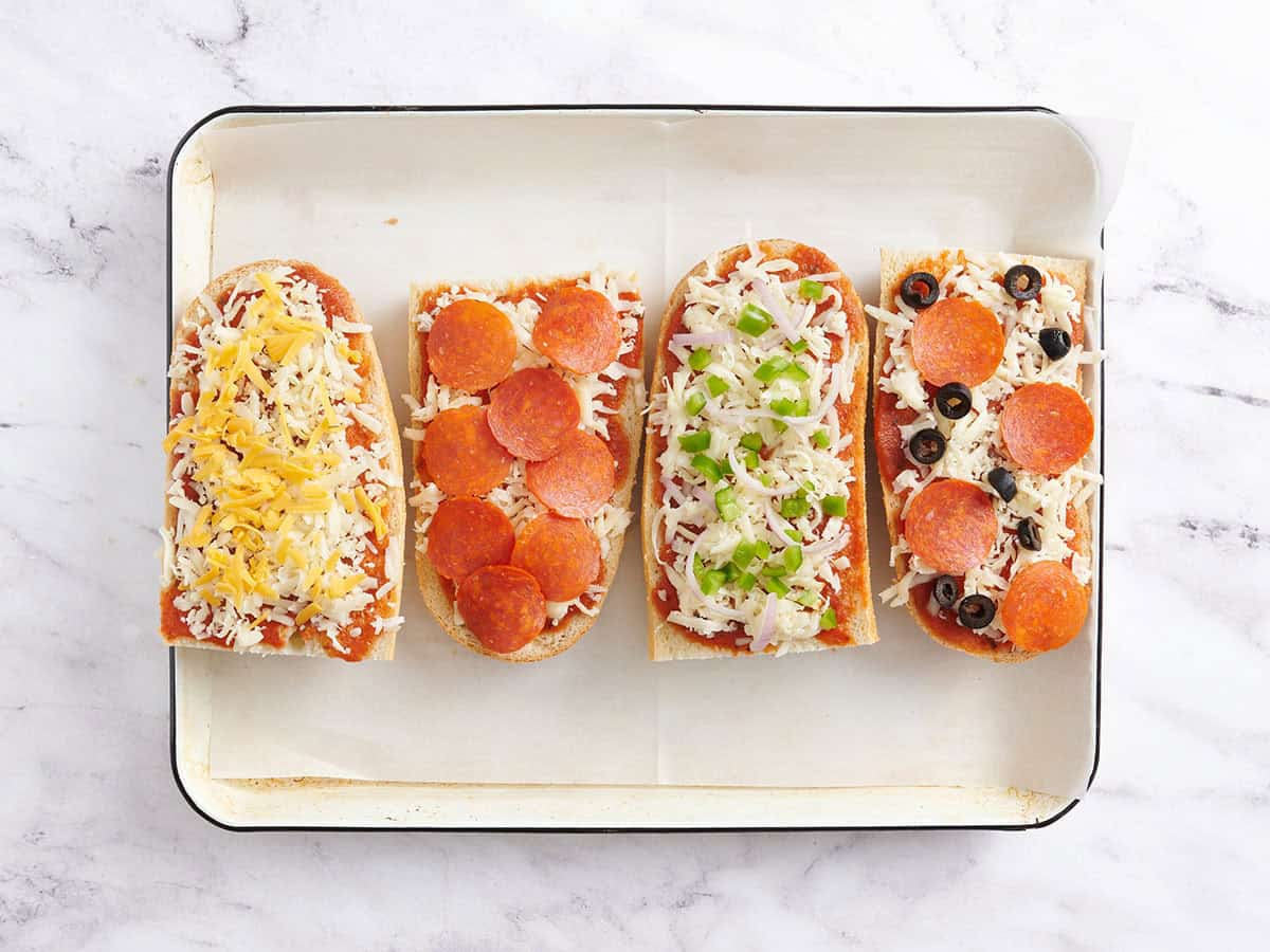 Garnitures ajoutées aux pizzas au pain français faites maison.