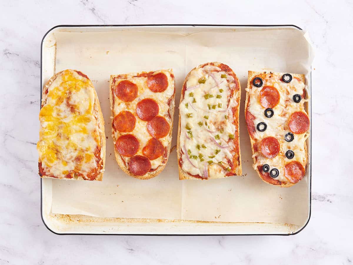 Pizzas au pain français rapides après cuisson sur une plaque à pâtisserie.