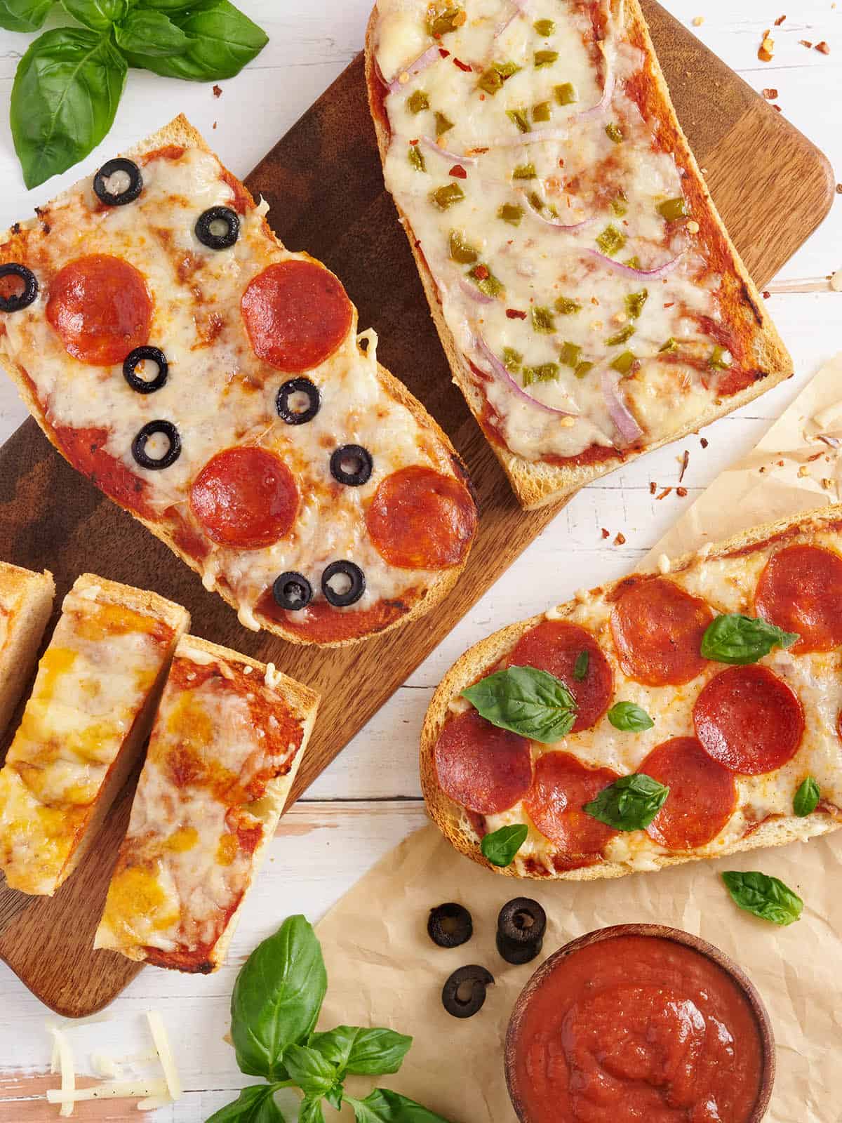 Vue aérienne des pizzas au pain français faites maison.