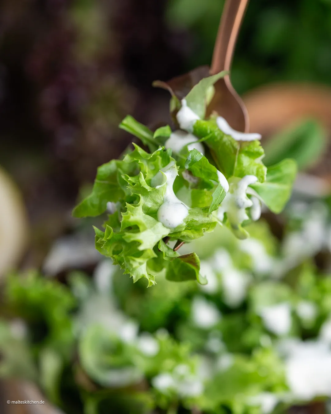 Délicieuse salade avec vinaigrette crémeuse au yaourt