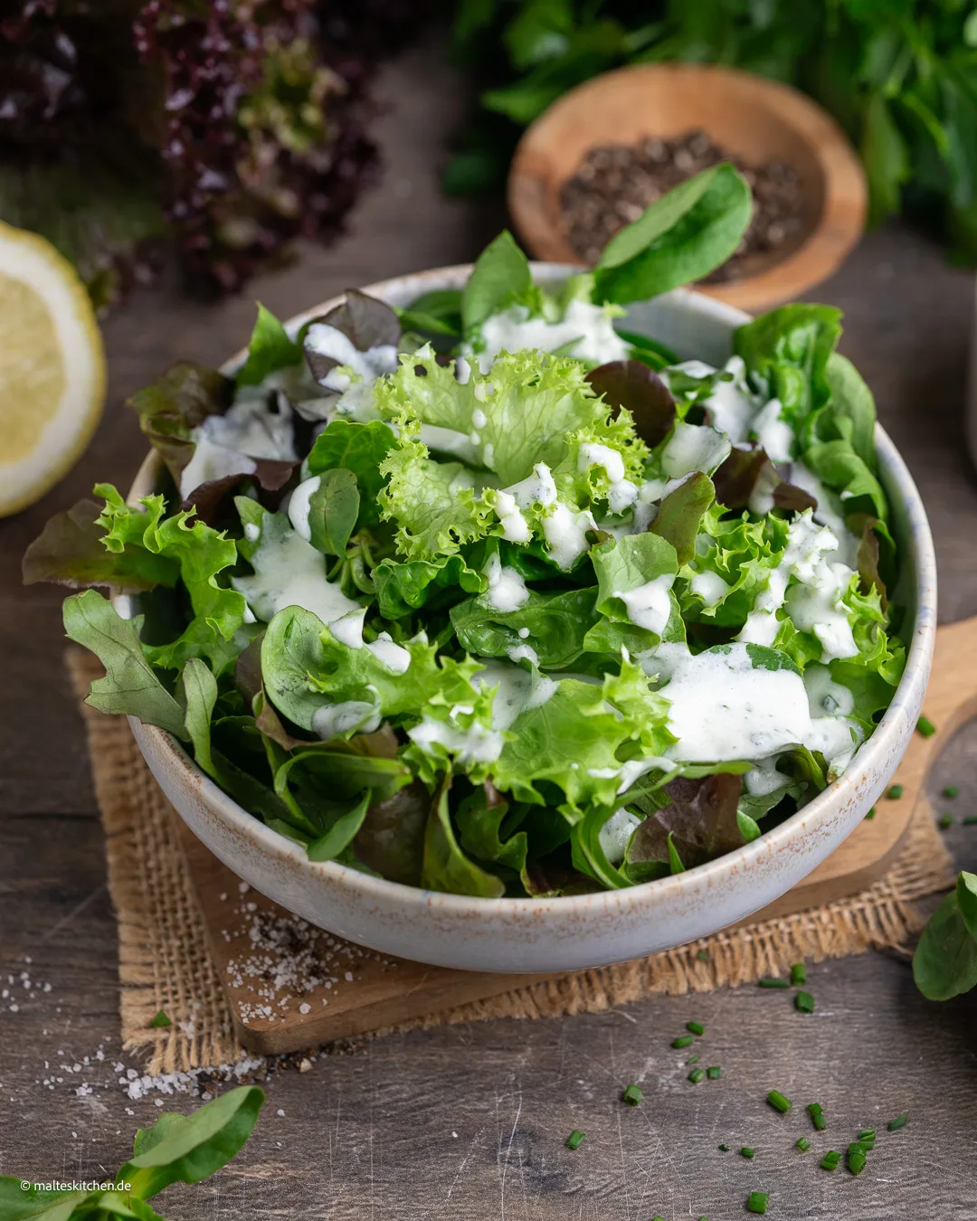 Salade de feuilles avec vinaigrette au yaourt