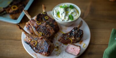 Cuisinez comme un chef : Côtelettes d'agneau grillées à la menthe et au yaourt