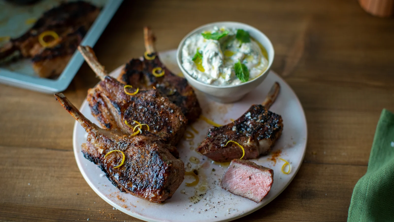 Cuisinez comme un chef : Côtelettes d'agneau grillées à la menthe et au yaourt