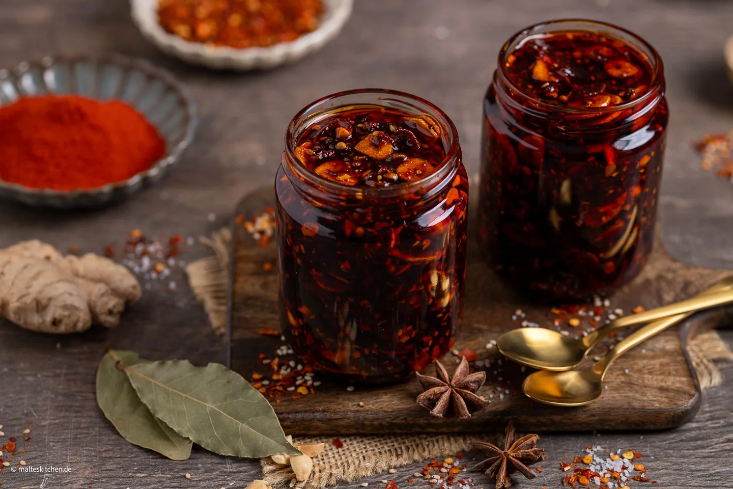 Crispy Chili Oil – huile d’assaisonnement avec de l’ail, des oignons frits et du piment