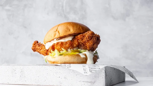 Burger au poulet aux œufs fous