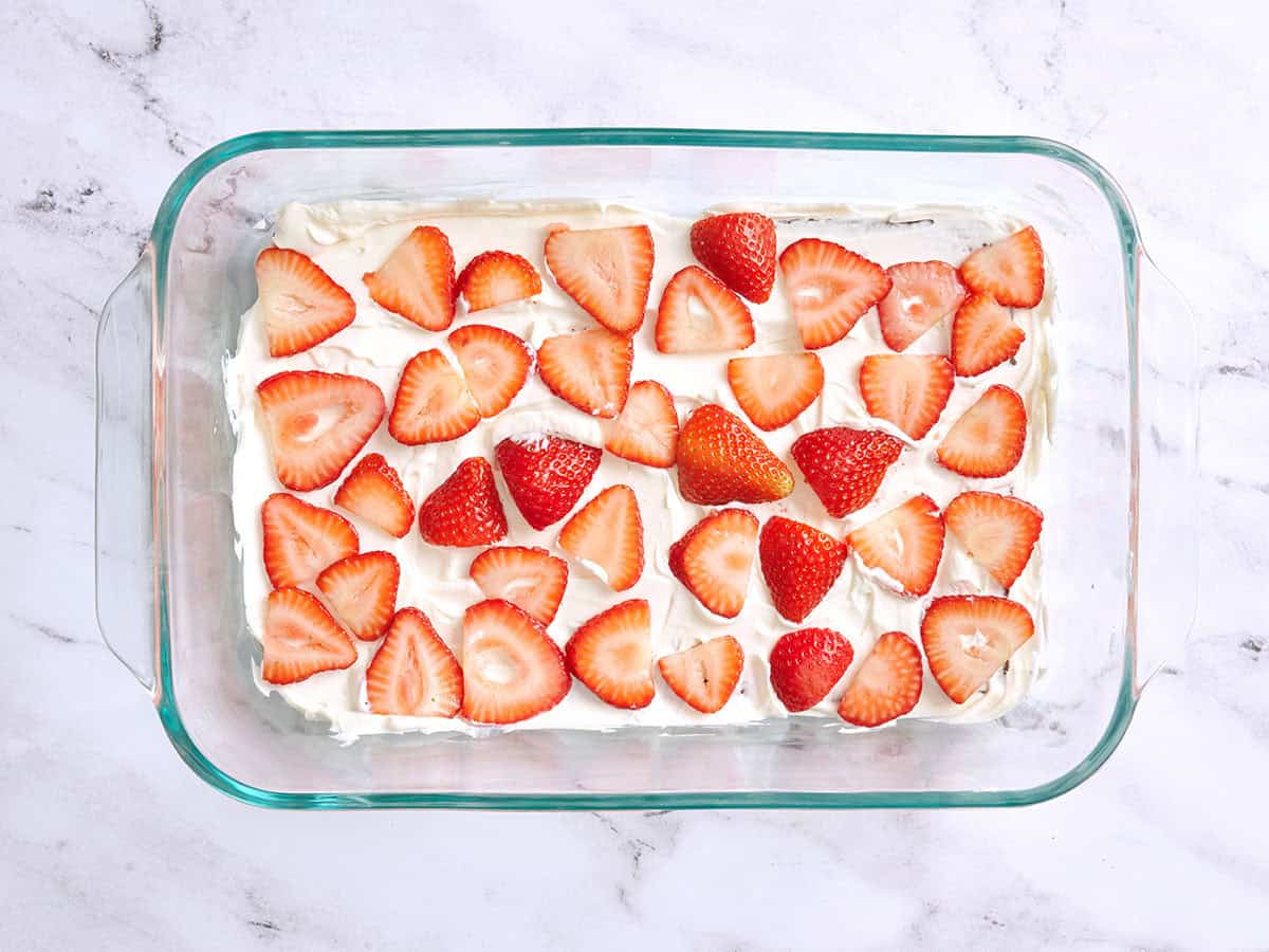 Fraises en couches dans un plat allant au four.