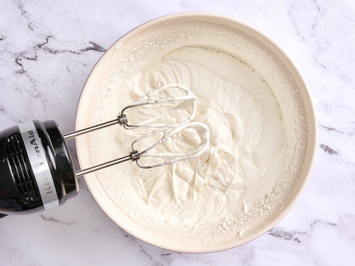 Crème fouettée dans un bol.
