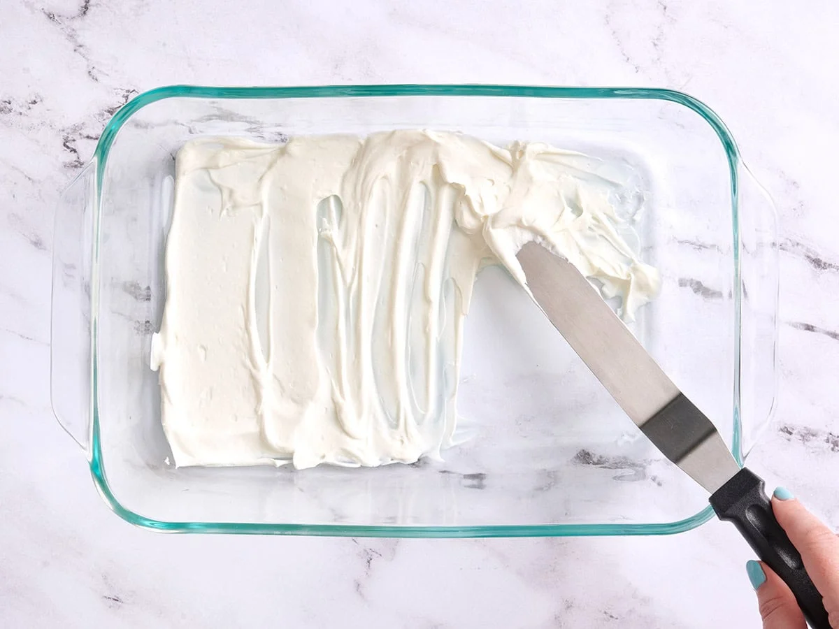 Crème fouettée déposée dans un plat allant au four.
