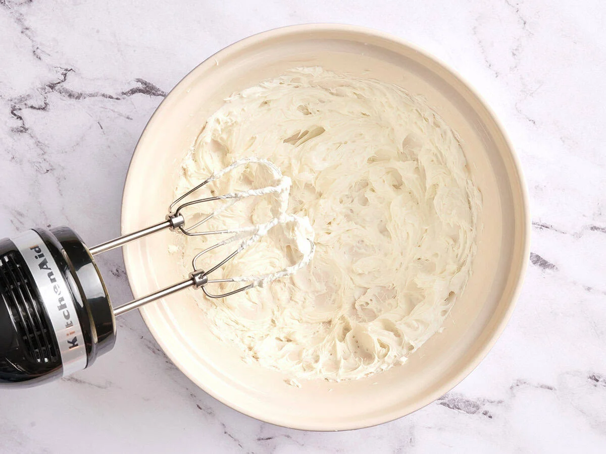 Fromage à la crème fouetté dans un bol.