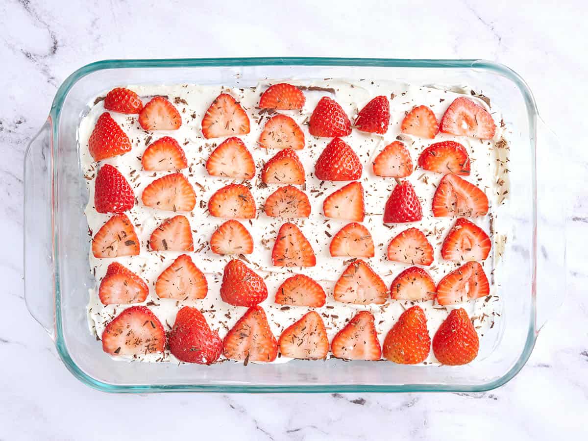 Un gâteau glacé au chocolat et aux fraises.