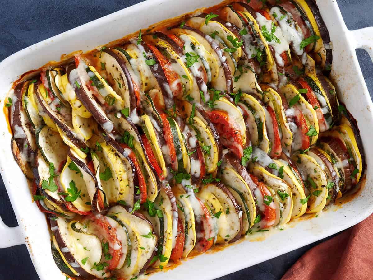 Vue aérienne d'un plat allant au four rempli de couches de ratatouille rôtie au four.