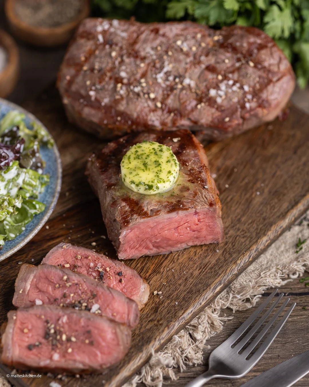 Griller le rumsteck au beurre aux herbes