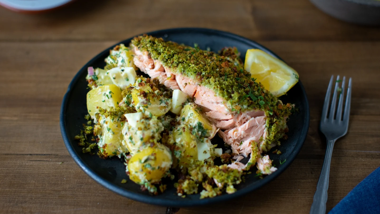 Saumon en croûte de levain avec œuf haché et salade de pommes de terre