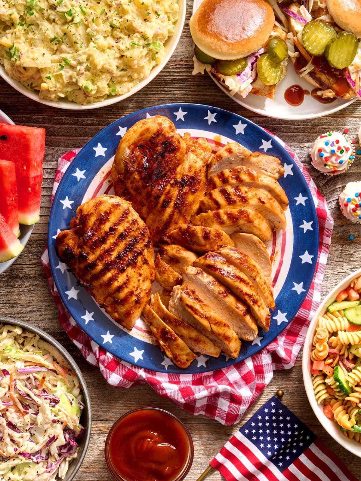 Vue aérienne d'une table de cuisson du 4 juillet.