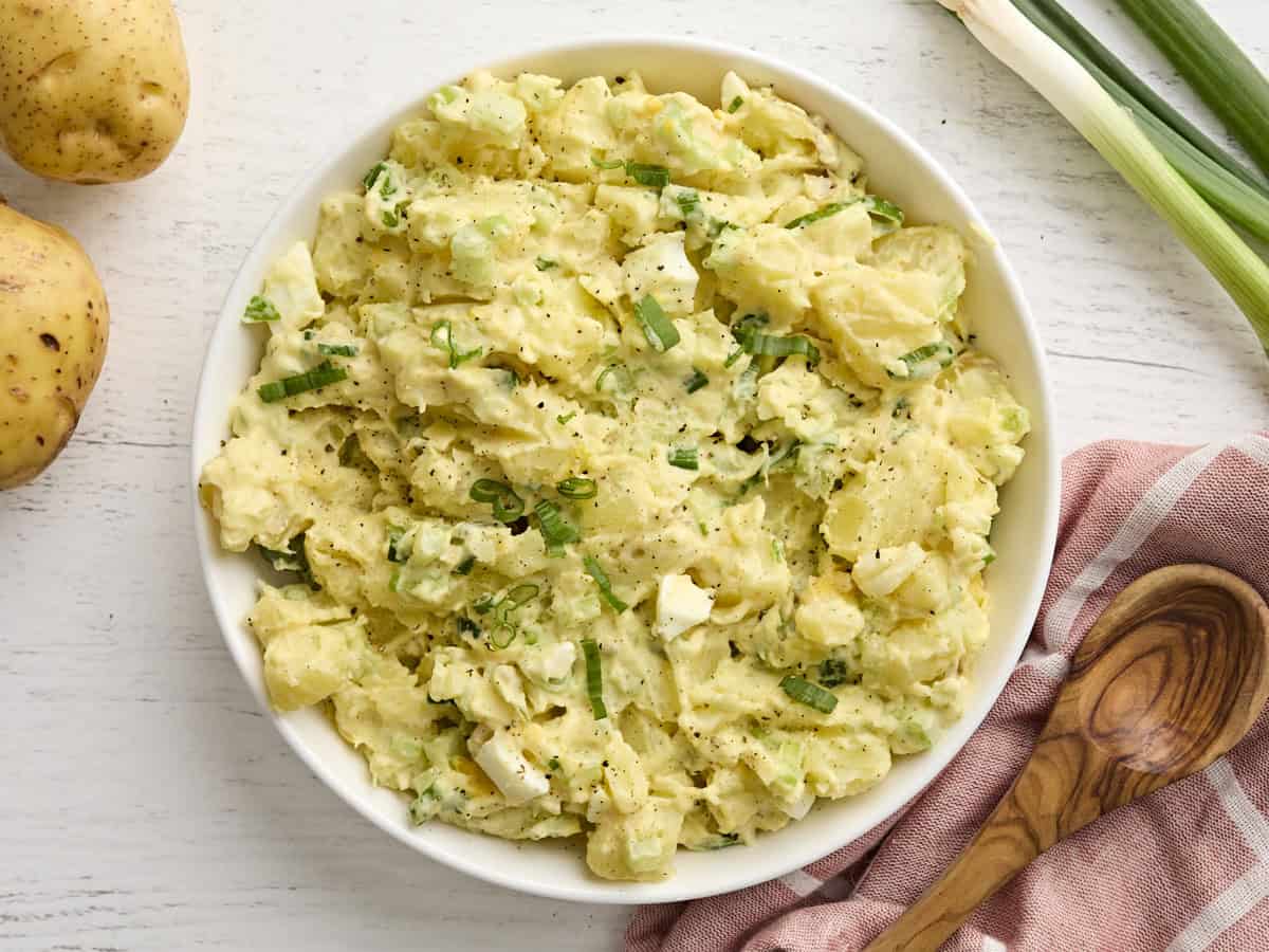Vue aérienne d'un bol de salade de pommes de terre de style sudiste.