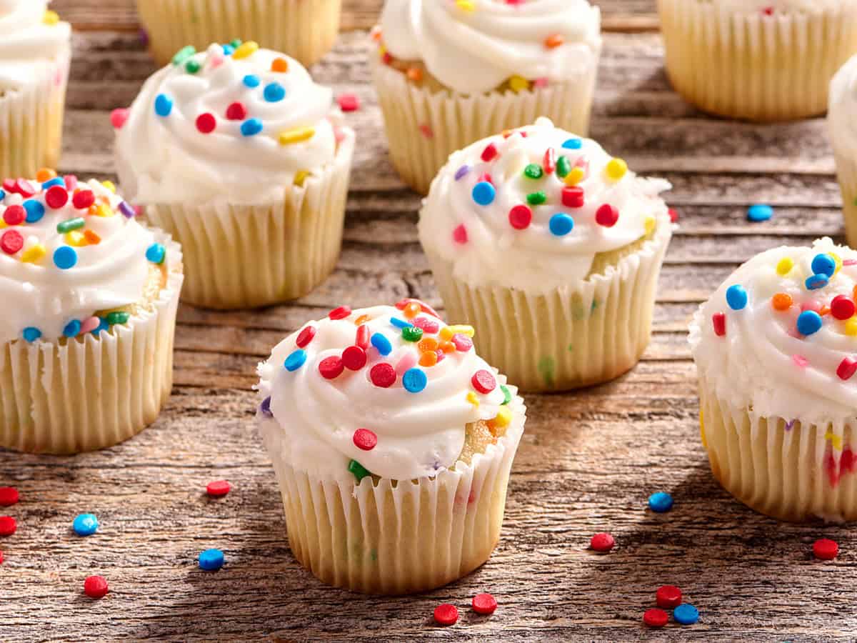 Vue latérale des cupcakes avec des pépites.