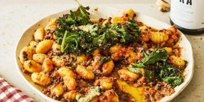 Bol de gnocchis en sauce au chou frisé croustillant de Sophie Macfie