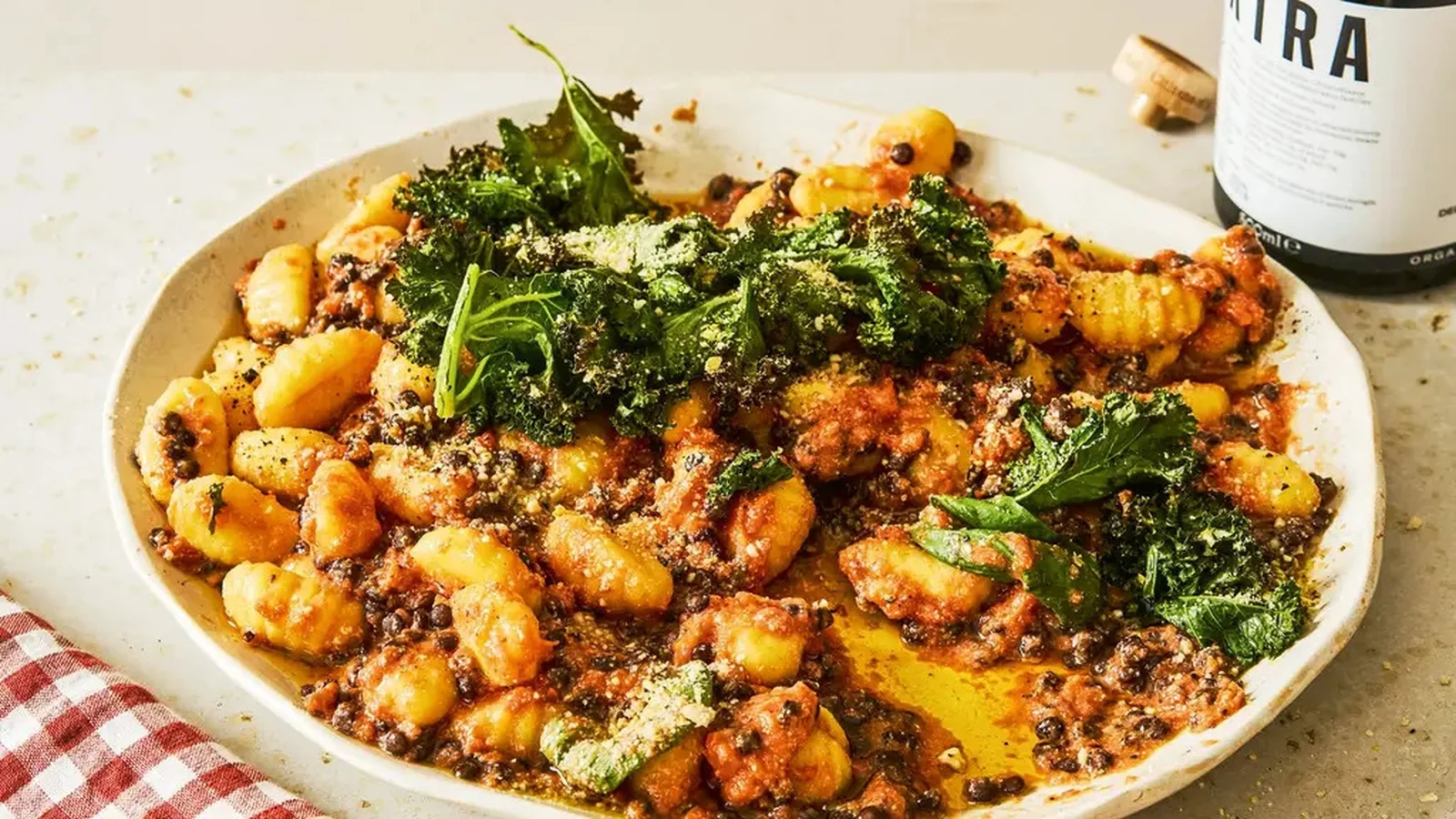 Bol de gnocchis en sauce au chou frisé croustillant de Sophie Macfie