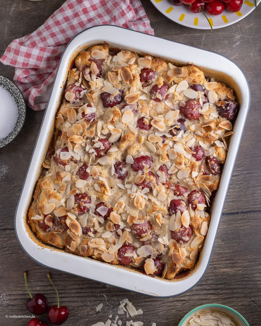 Fraîchement sortie du four - cocotte aux cerises et amandes effilées
