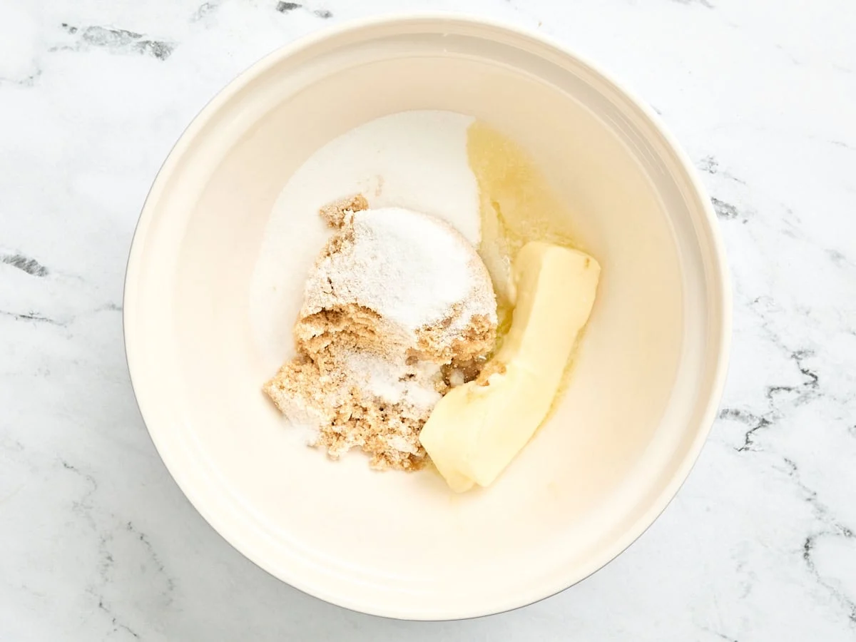 Sucre blanc et brun dans un bol avec du beurre.