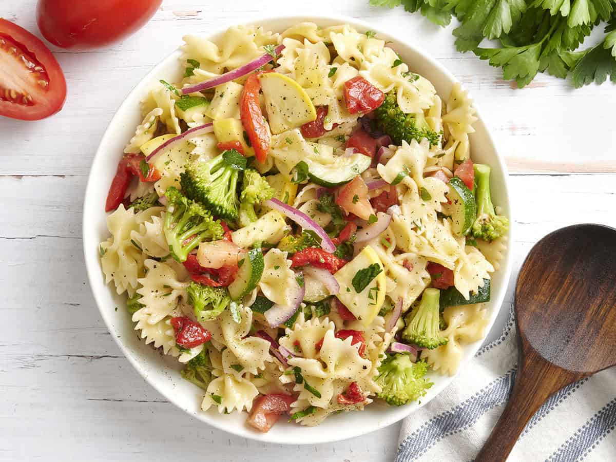 Vue aérienne d'un bol de salade de pâtes aux légumes d'été.