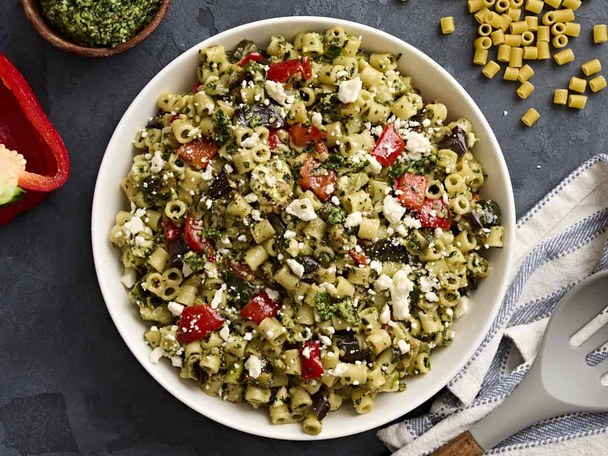 Vue aérienne d'un bol de salade de pâtes ditalini maison.