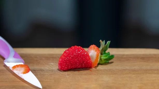 Gros plan d'une délicieuse fraise fraîchement tranchée