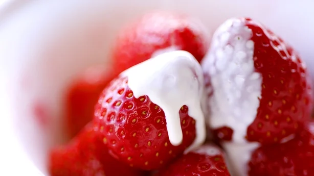 Fraises et crème pendant le quatrième jour des Championnats de Wimbledon 2022 au All England Lawn tennis and Croquet Club, Wimbledon. Date de la photo : jeudi 30 juin 2022.