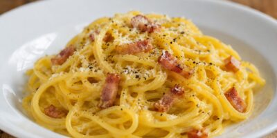 Ce que les Italiens ne mettent jamais dans une vraie carbonara va en surprendre plus d’un